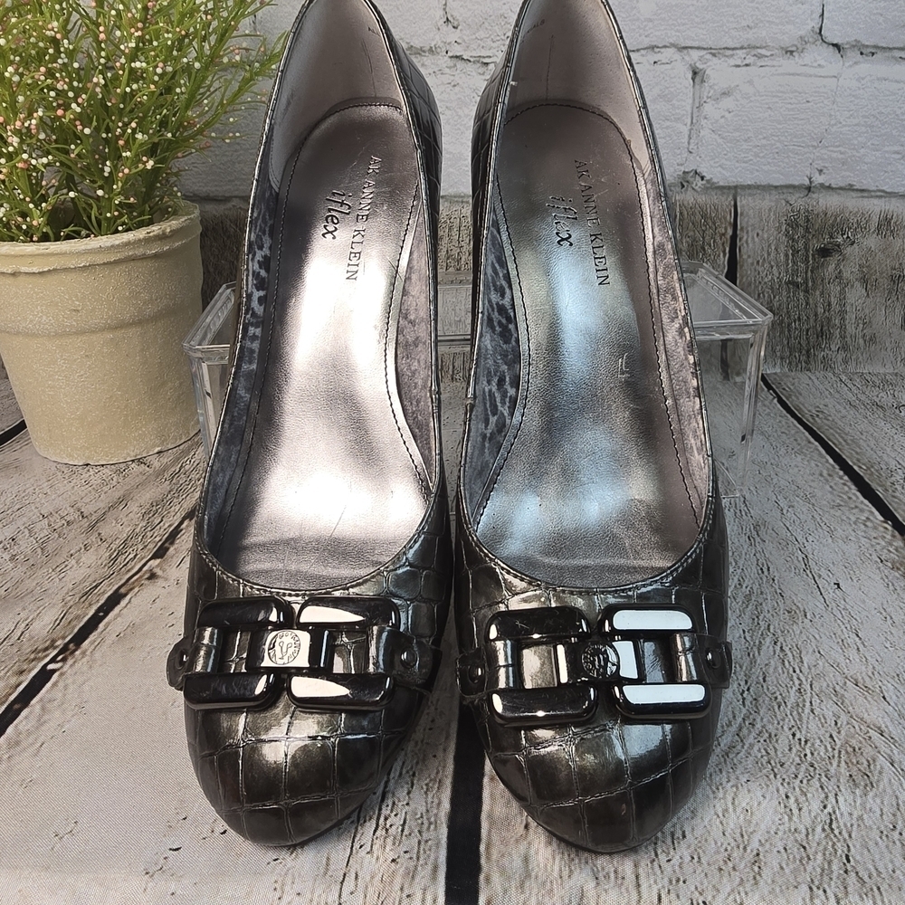 ANNE KLEIN FIELDING PEWTER CROCODILE EMBOSSED BLOCK HEEL PUMP WOMENS 7 - Picture 5 of 9